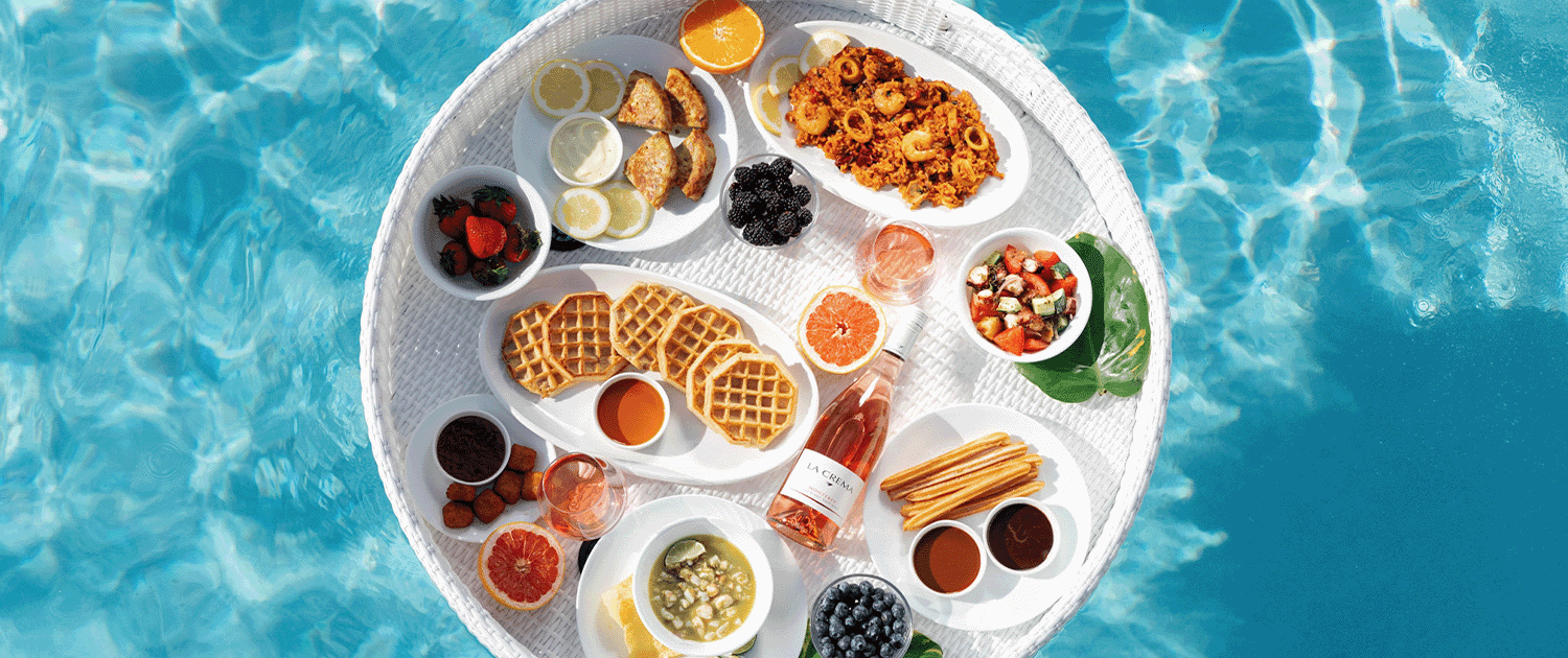 Brunch in pool